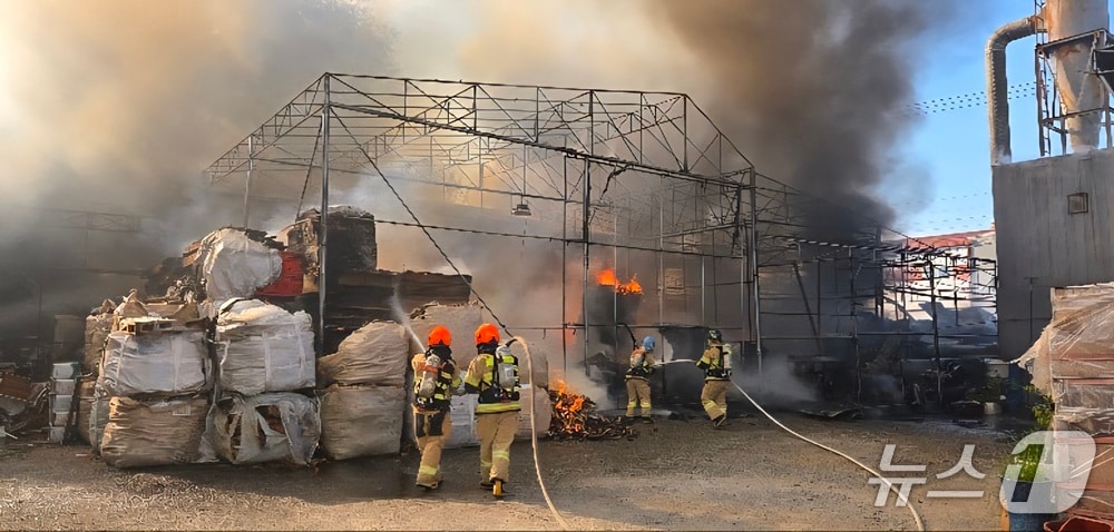 소방 대원들이 오류동 목재 공장 화재를 진압하고 있다. (인천소방본부 제공.재판매 및 DB금지)