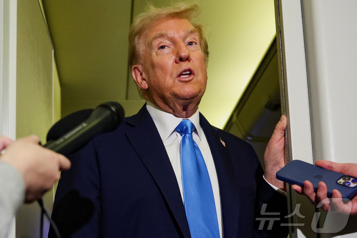 도널드 트럼프 미국 대통령이 26일(현지시간) 말레이시아 쿠알룸푸르로 향하는 에어포스원 기내에서 기자들의 질문에 답하고 있다. 2025.10.26. ⓒ 로이터=뉴스1 ⓒ News1 류정민 특파원