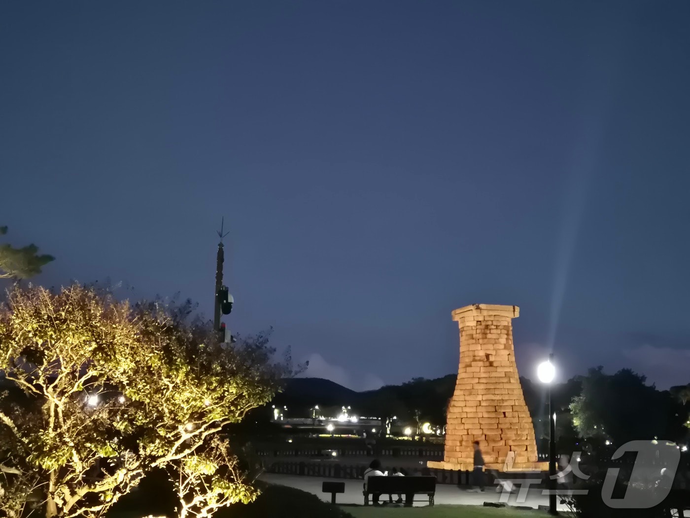 경주 첨성대는 은은한 조명 아래 돌탑의 곡선을 드러내고, 동궁과 월지는 연못에 비친 전각이 밤 풍경을 수놓는다.2025.10.26 ⓒ 뉴스1 김대벽기자