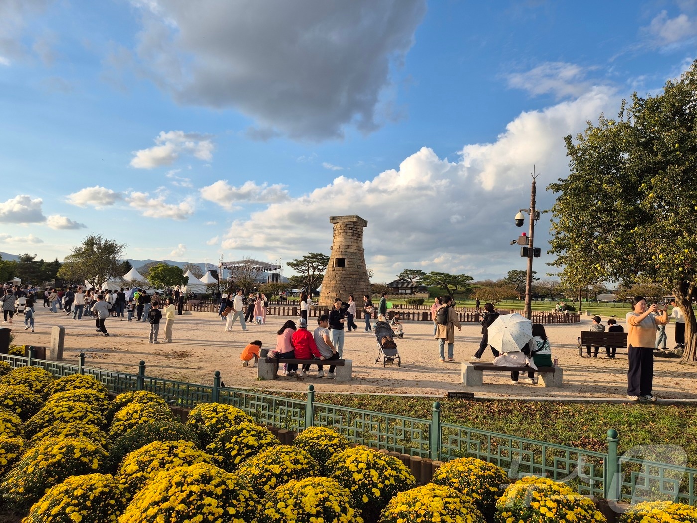 오는 27일부터 11월 1일까지 열리는 ‘2025 아시아태평양경제협력체(APEC) 정상회의’를 앞두고 세계유산 경주역사유적지구의 첨성대 일원은 문화예술 첨담기술이 융합된 축제장으로 변모했다. ⓒ News1 김대벽기자