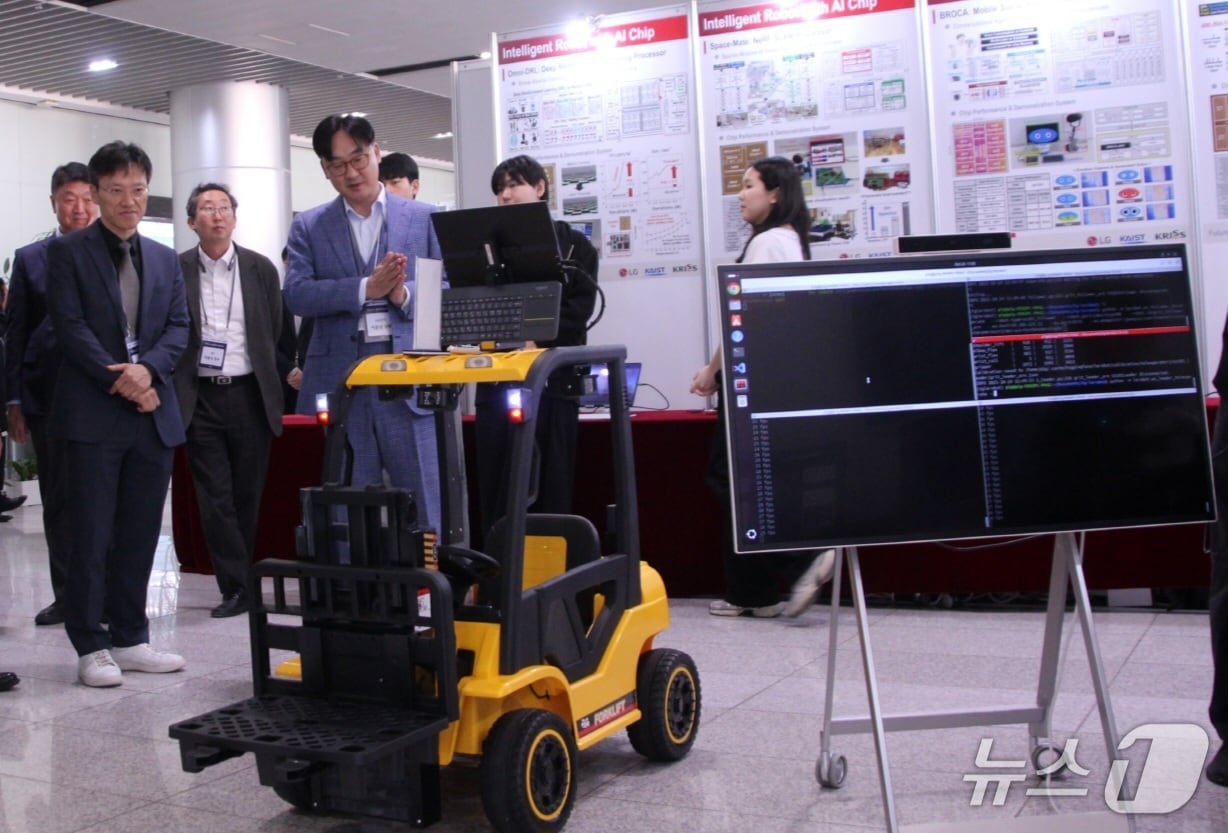  24일 진행한 &#39;Future 2030 서밋&#39;에서 LG전자의 P5G 통신 기술을 활용해 스마트팩토리에서 활용하는 무인 지게차 로봇 제어 시연을 진행하고 있다. &#40;LG전자 제공&#41; 