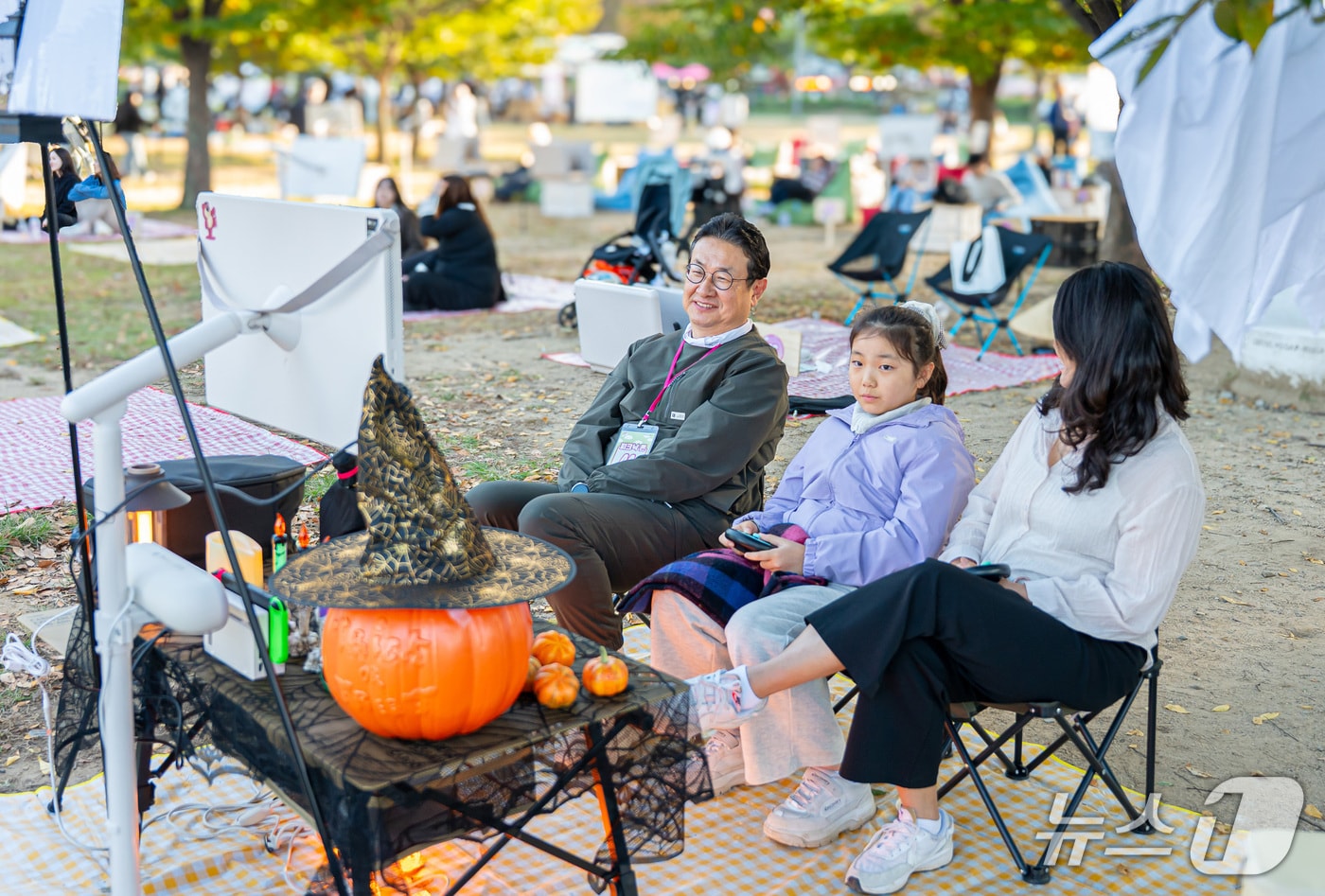 LG전자 '스탠바이미 러버 챌린지'에서 대상을 수상한 송병준 씨(사진 왼쪽 첫번째) 가족. 스탠바이미 2를 이용한 할로윈 파티룸을 꾸며 큰 호응을 얻었다.(LG전자 제공)