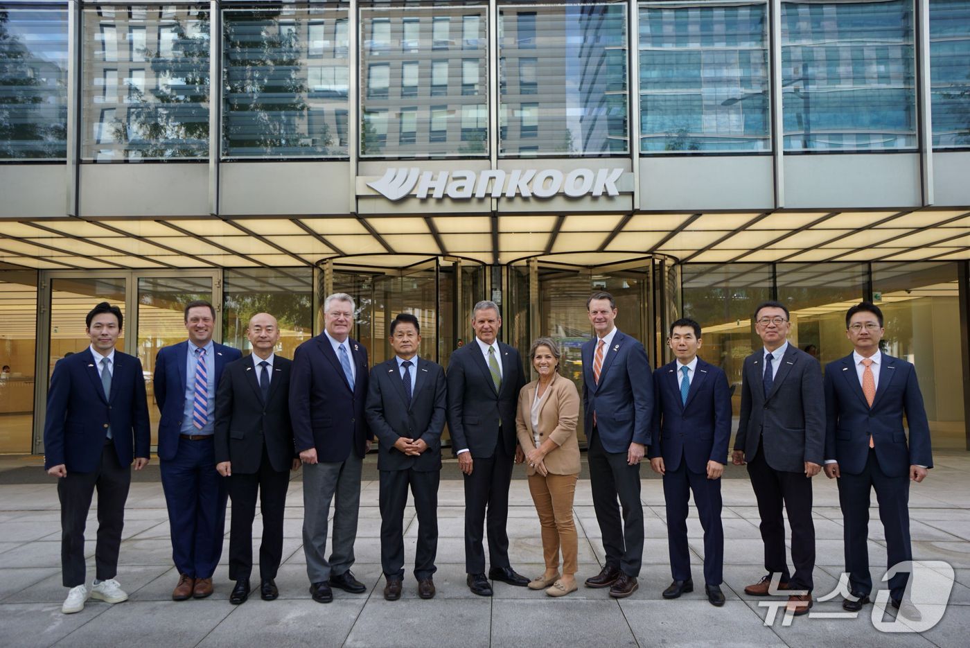 빌 리(Bill Lee) 미국 테네시 주지사(중앙), 이수일 한국앤컴퍼니그룹 부회장 겸 한온시스템 대표(중앙 좌측), 박종호 한국앤컴퍼니 대표이사, 김준현 한국앤컴퍼니 경영총괄, 안종선·이상훈 한국타이어 공동대표 등이 24일 오전 간담회에 앞서 경기도 판교 본사 테크노플렉스 앞에서 기념촬영을 하고 있다. (한국앤컴퍼니그룹 제공)