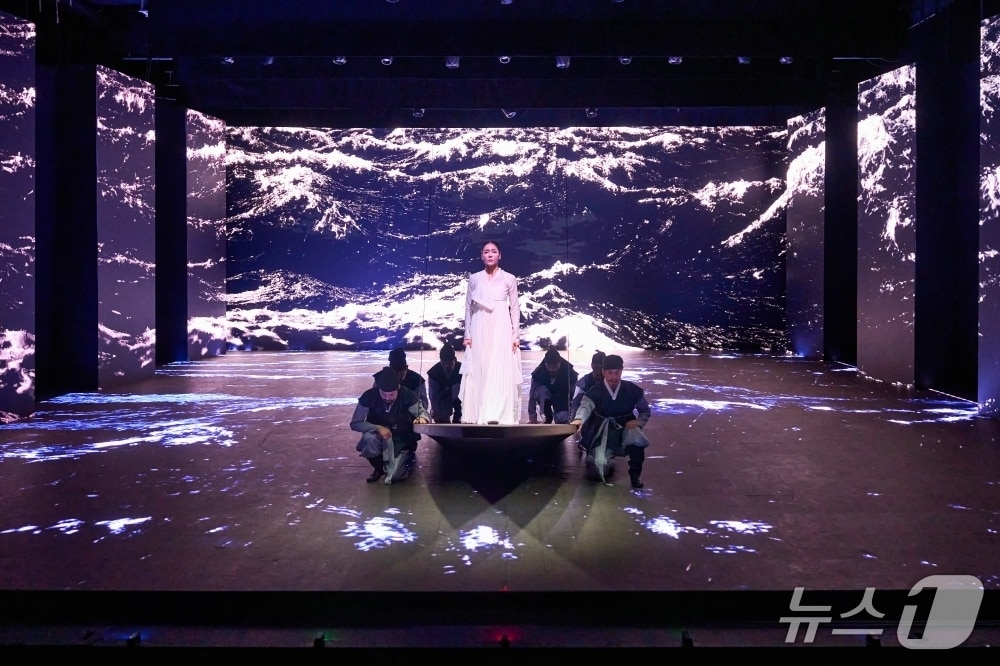 경북문화관광공사는 26일 '2025 APEC(아시아태평양경제협력체) 정상회의'를 기념하는 특별공연과 전시를 선보인다고 밝혔다. 사진은 정동극장의 '단심' 공연 모습. (경북문화관광공사 제공. 재판매 및 DB 금지)/뉴스1