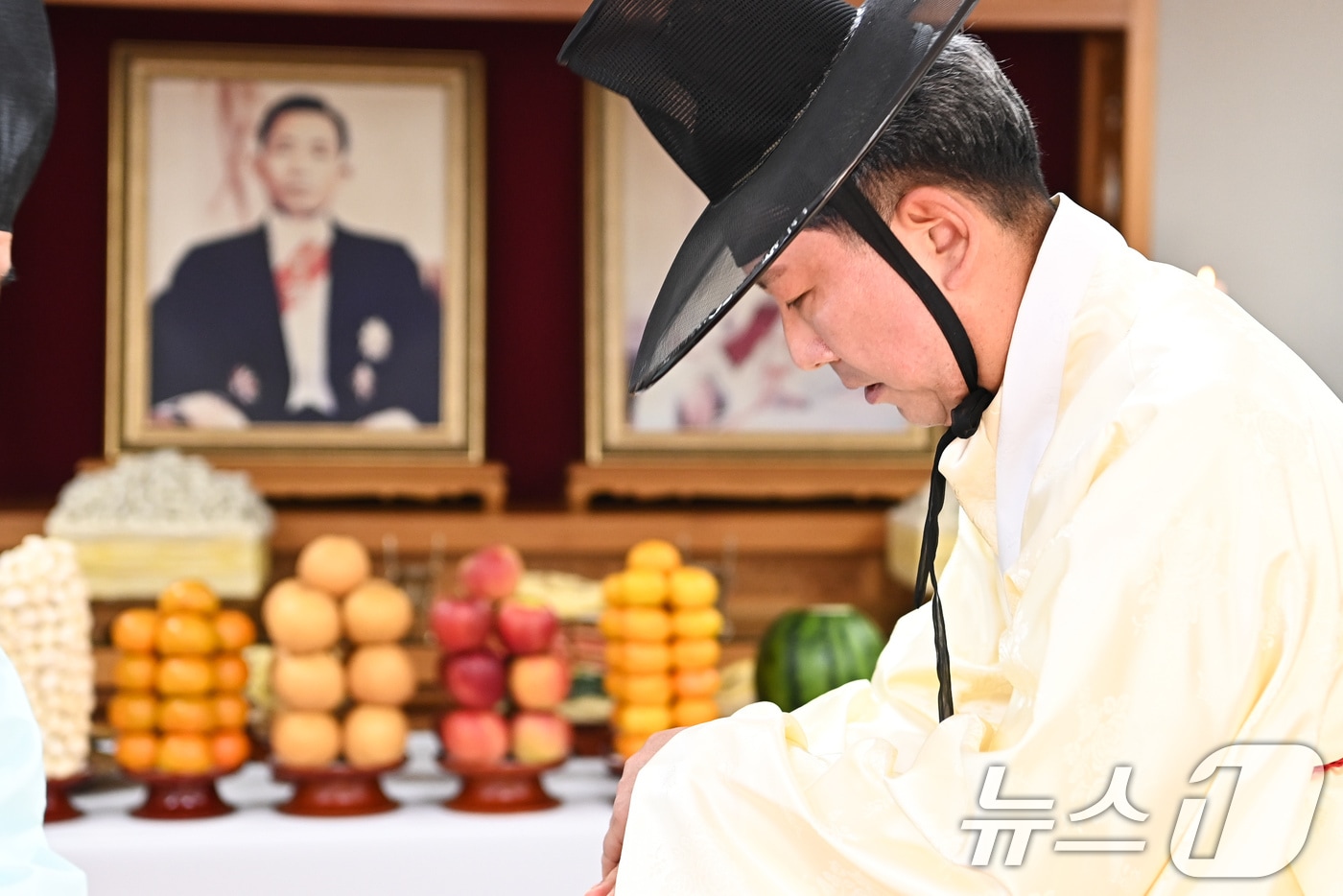 26일 구미 생가서 열린 ‘제46주년 박정희 대통령 서거 추모제 및 추도식’에서 김장호 구미시장이 초헌관을 맡아 제례를 올리고 있다. &#40;구미시 제공. 재판매 및 DB금지&#41;/뉴스1 