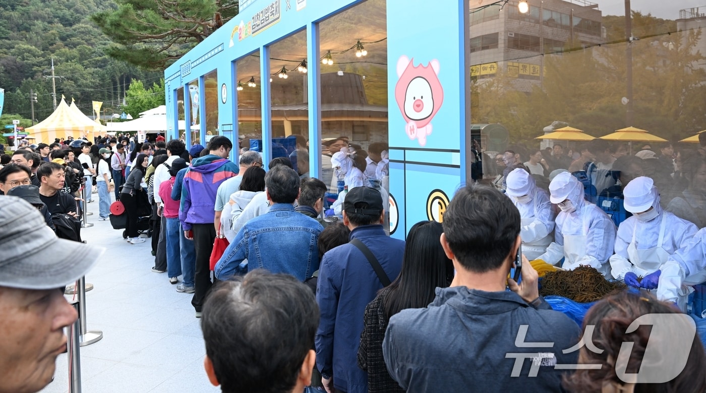 휴일인 26일 김천 사명대사공원과 직지문화공원 등에서 개막한 김천김밥축제를 찾은 방문객들이 김밥을 사기 위해 장사진을 이루고 있다. &#40;김천시 제공. 재판매 및 DB금지&#41;2025.10.25/뉴스1 
