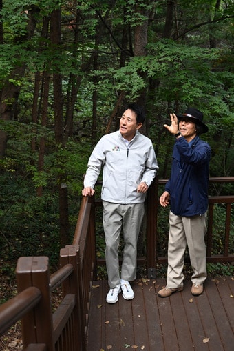 오세훈 서울시장이 26일 오전 남산 &#39;북측숲길&#39;을 오르며 강병근 서울시 총괄건축과와 함께 남산 자생종 수목을 살피고 있다.&#40;서울시 제공&#41;