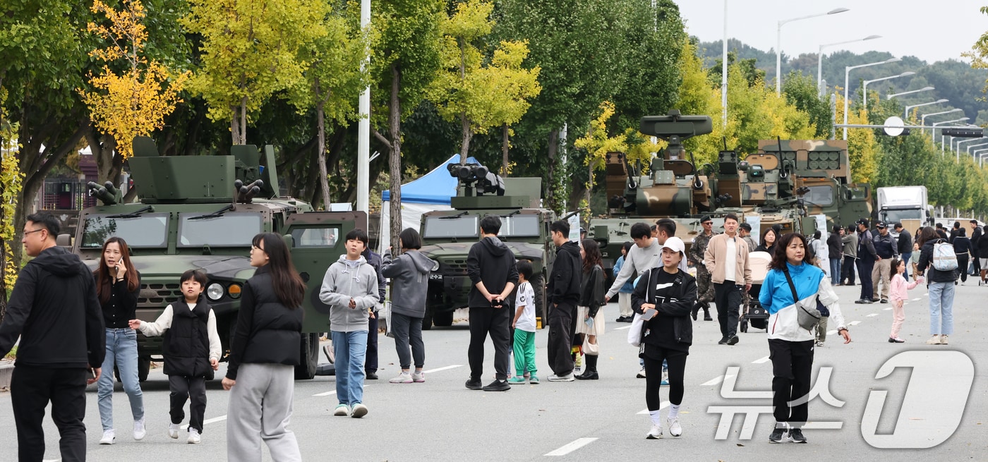 26일 대전 자운대 일원에서 열린 민관군 화합페스티벌에서 관람객들이 즐거운 시간을 보내고 있다. 민관군 화합페스티벌은 대전문화재단이 ‘시민과 함께하는 민관군의 어울림’을 주제로 군 장병과 지역 주민, 가족 단위 관람객이 함께 즐길 수 있는 다채로운 프로그램으로 마련했다. 2025.10.26/뉴스1 ⓒ News1 김기태 기자