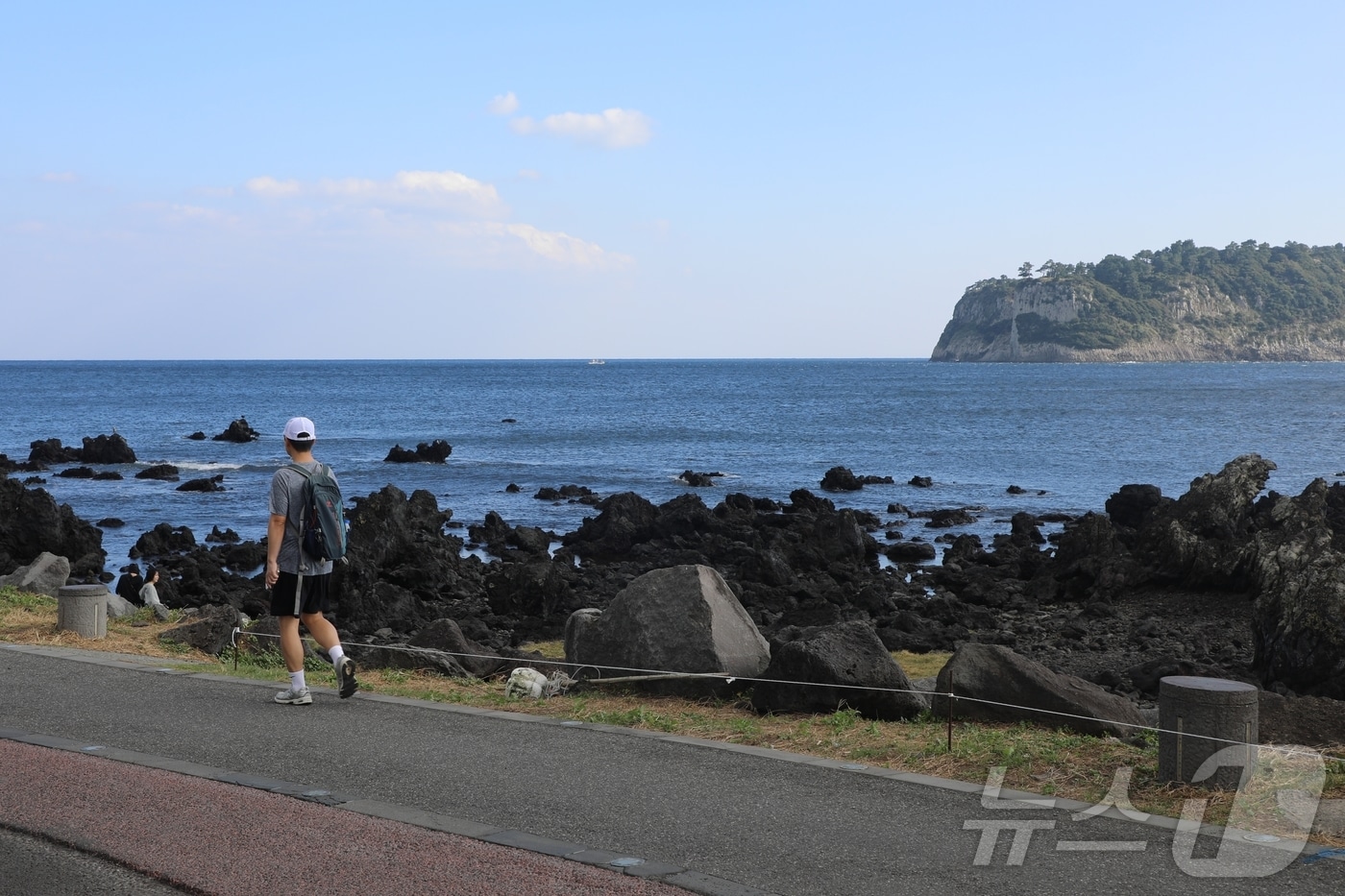 26일 오후 제주 서귀포시 법환동 해안가에서 산책하는 시민들. 이날 서귀포 낮 최고기온은 오후 3시 기준 23.9도를 기록했다.2025.10.26/뉴스1 ⓒ News1 홍수영 기자