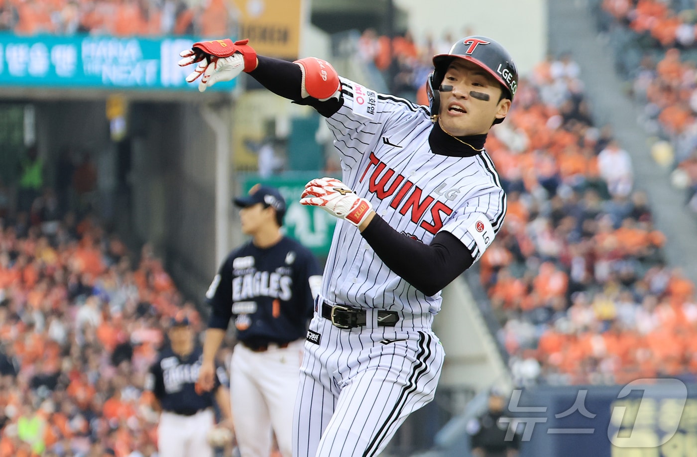 26일 서울 잠실야구장에서 열린 프로야구 2025 신한 SOL뱅크 KBO 포스트시즌 한국시리즈 1차전 한화 이글스와 LG 트윈스의 경기, LG 박해민이 5회말 선두타자로 나와 솔로홈런을 친 뒤 환호하고 있다. 2025.10.26/뉴스1 ⓒ News1 김진환 기자