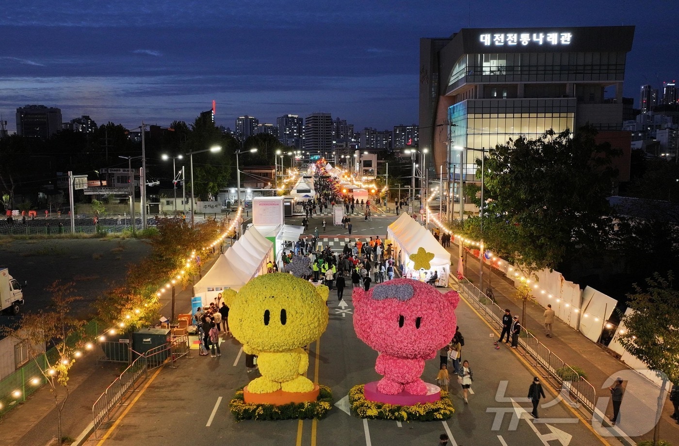 25일 대전 동구 소제동 동광장로와 대동천 일원에서 열린 ‘2025 대전 동구동락 축제’가 인파로 북적이고 있다.(동구 제공. 재판매 및 DB금지) 2025.10.26/뉴스1