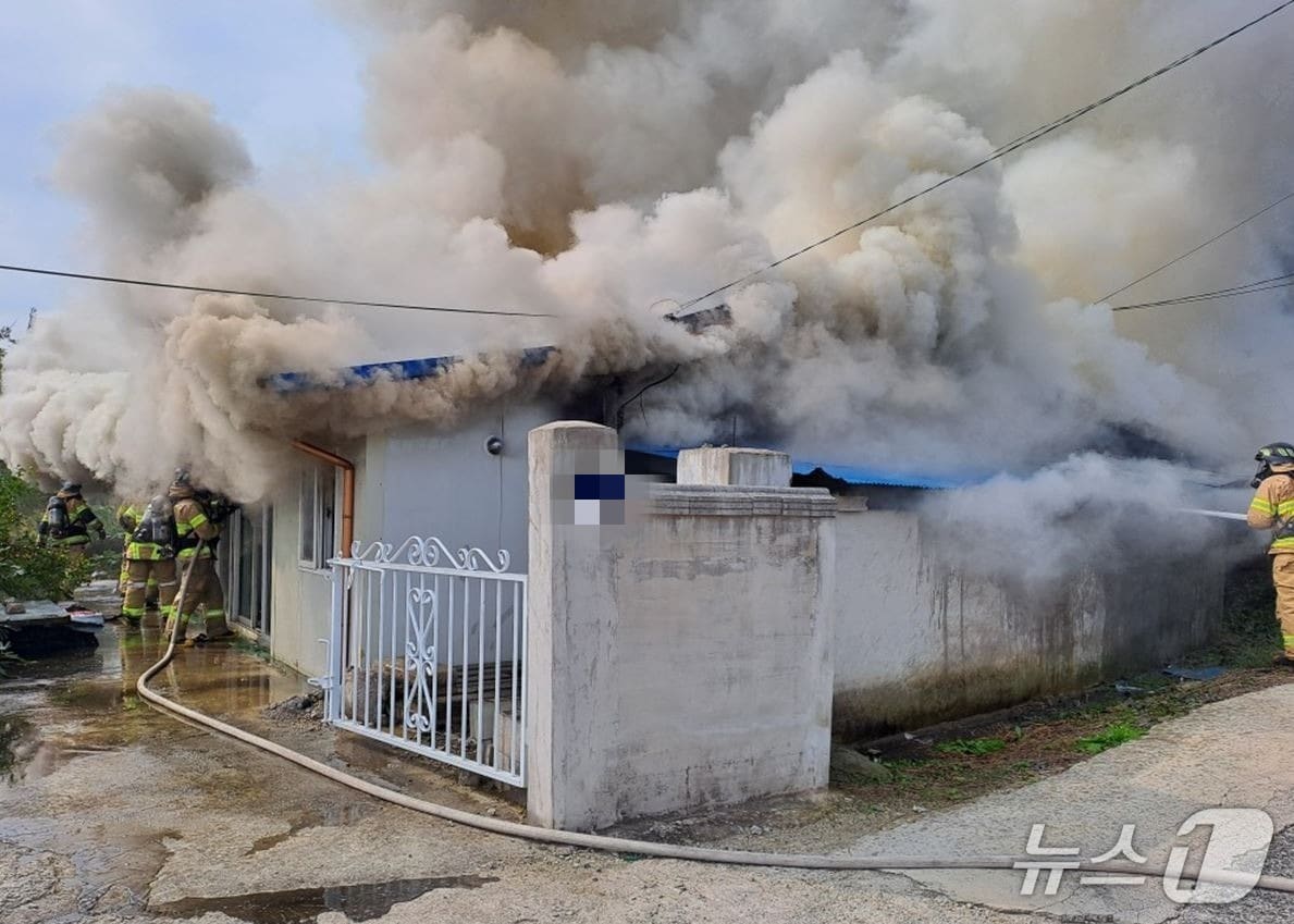 26일 오전 10시 50분께 전북 부안군 한 단독주택에서 불이 났다.(전북 소방 제공. 재판매 및 DB 금지)