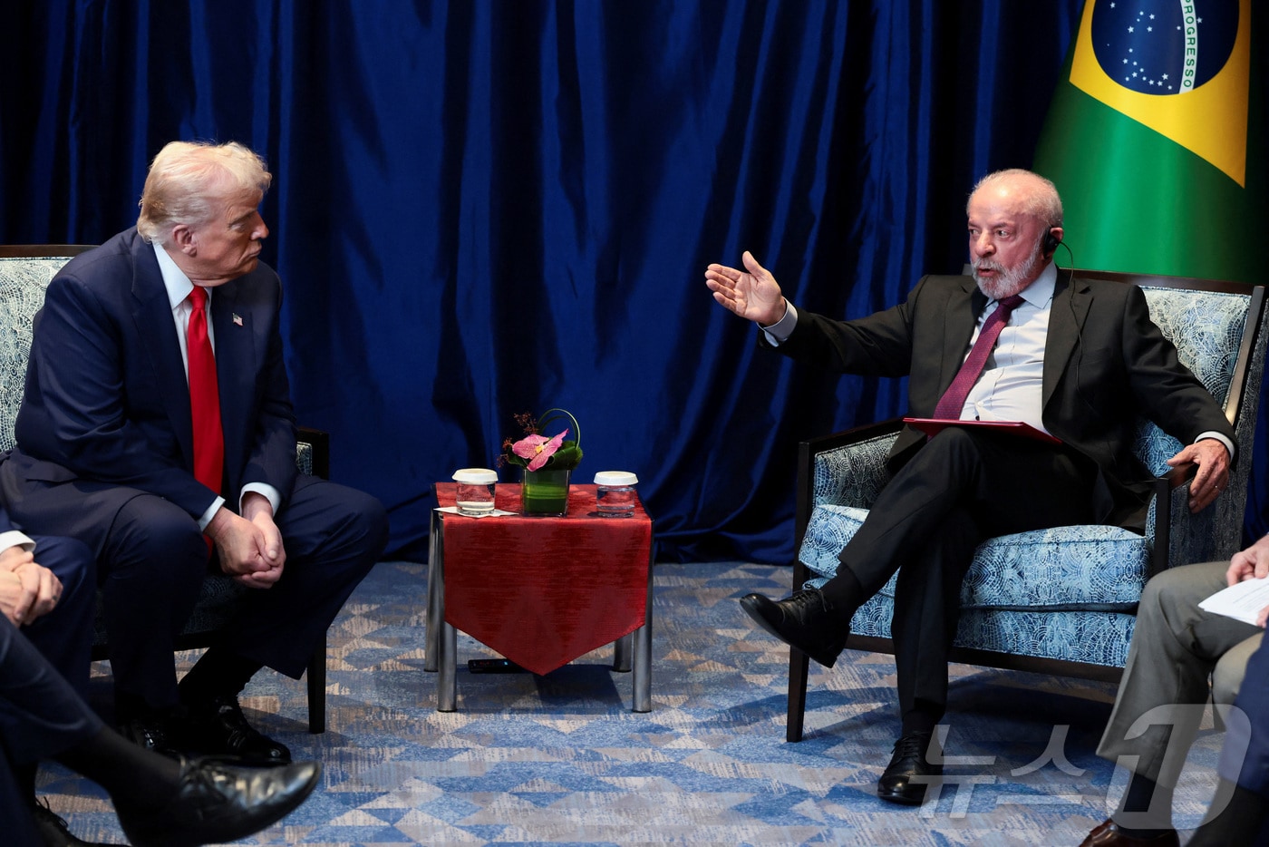 말레이시아 쿠알라룸푸르에서 열린 제47차 동남아시아국가연합&#40;ASEAN아세안&#41; 정상회의 참석을 계기로 26일 도널드 트럼프 미국 대통령&#40;사진 좌측&#41;과 루이스 이나시우 룰라 다시우바 브라질 대통령이 회담하고 있다. 2025.10.26 ⓒ 로이터=뉴스1 ⓒ News1 최종일 선임기자