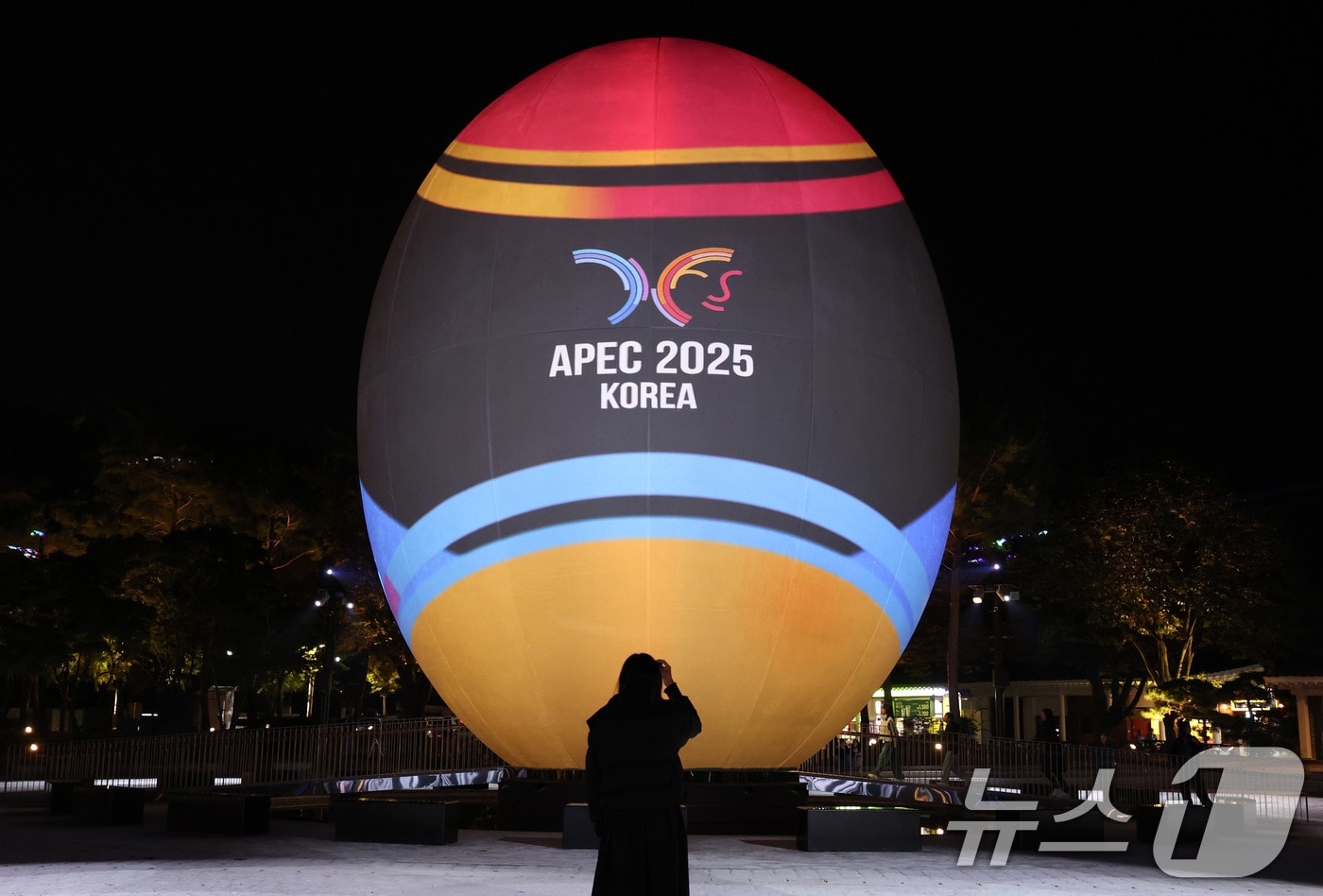 2025년 아시아태평양경제협력체(APEC) 정상회의 주간 개막을 하루 앞둔 26일 오후 경북 경주시 보문단지 호반광장에 설치된 높이 15m의 APEC 상징조형물(신라 시조 박혁거세의 탄생 알 형상)에 화려한 미디어아트가 상영되며 경주의 밤하늘을 밝히고 있다. 2025.10.26/뉴스1 ⓒ News1 박지혜 기자