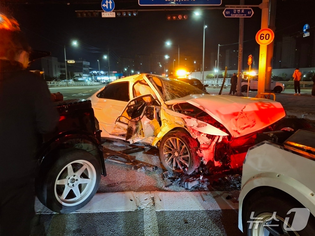 27일 새벽 원주 단구동 동부교사거리 승용차 충돌사고 현장.&#40;강원도소방본부 제공, 재판매 및 DB 금지&#41; 2025.10.27/뉴스1