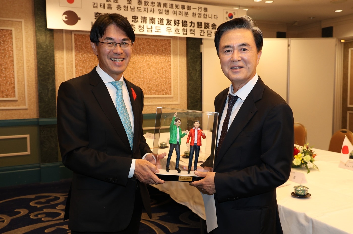 김태흠 지사(오른쪽)가 야마시타 마코토 나라현지사와 기념촬영을 하고 있다.(충남도 제공. 재판매 및 DB금지)/뉴스1
