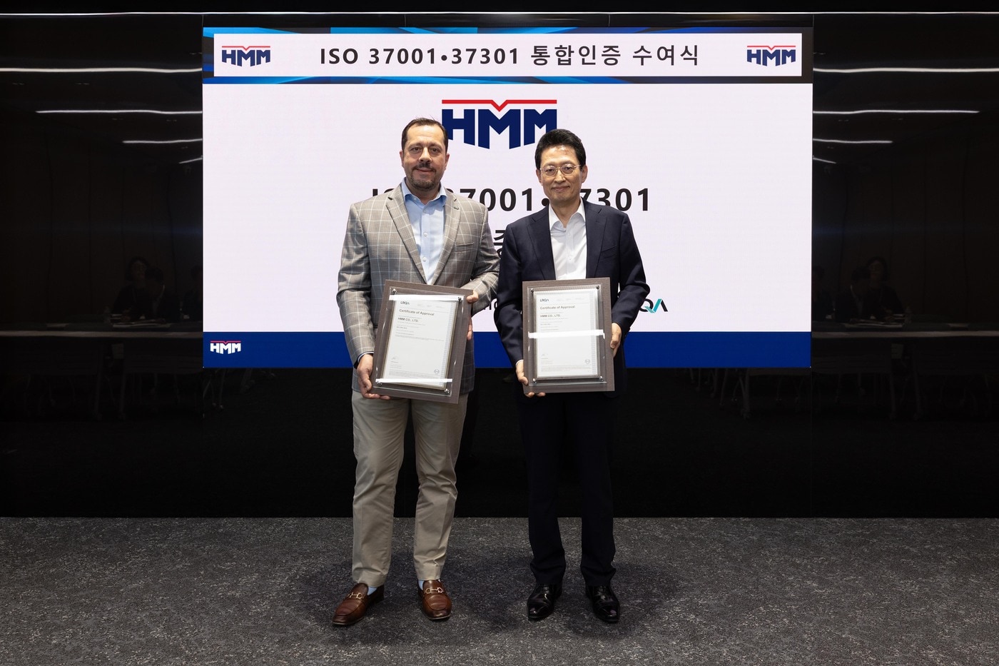 HMM이 글로벌 인증기관 로이드인증원(LRQA)으로부터 부패방지경영시스템(ISO 37001)과 규범준수경영시스템(ISO 37301) 통합인증을 획득했다. 24일 HMM 여의도 사옥에서 개최된 인증서 수여식에 최원혁 HMM 대표이사를 비롯해 포티스 캄푸리스 LRQA 아시아·태평양 총괄부사장, 이일형 한국지사장 등 주요 관계자가 참석했다. (HMM 제공)