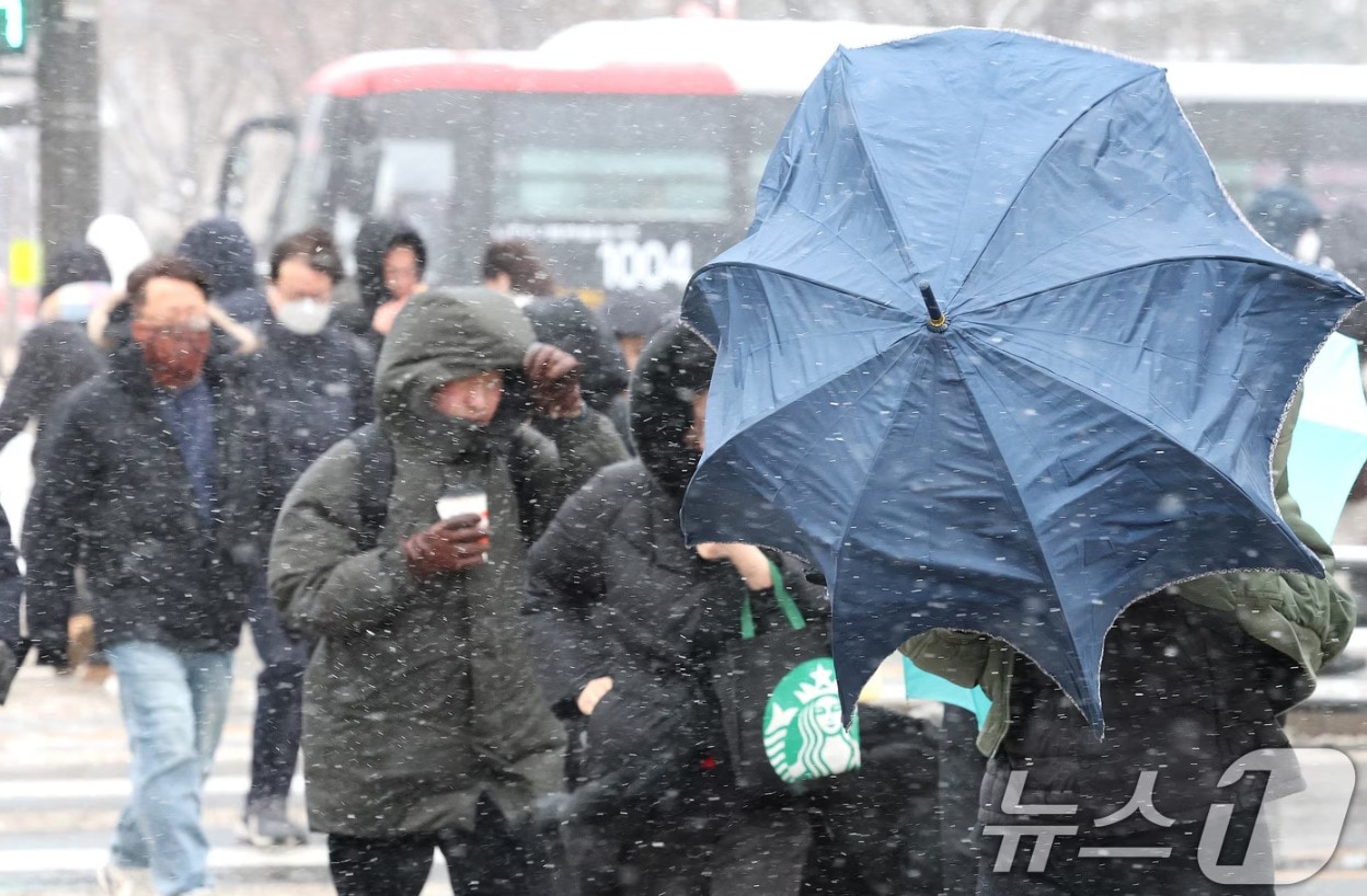 강풍에 시민들이 발걸음을 옮기고 있다. 2025.2.7/뉴스1 ⓒ News1 임세영 기자