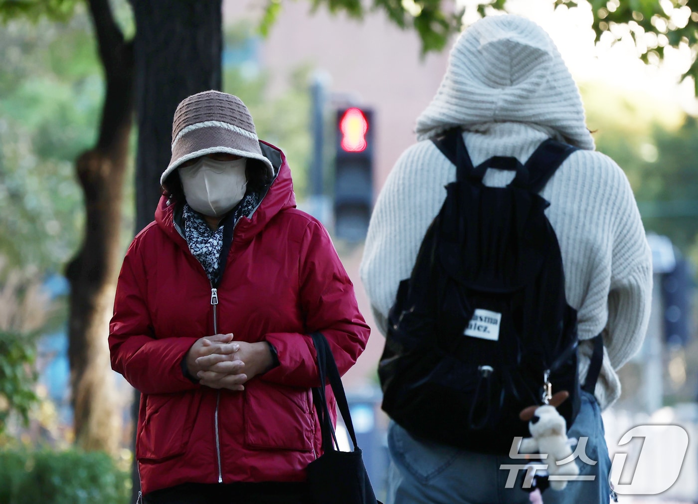 전국 아침 최저 기온이 -2~11도로 올 가을 가장 추운 날씨를 보인 27일 오전 서울 종로구 광교 사거리에서 시민들이 두꺼운 외투를 입고 발걸음을 옮기고 있다. 2025.10.27/뉴스1 ⓒ News1 김민지 기자