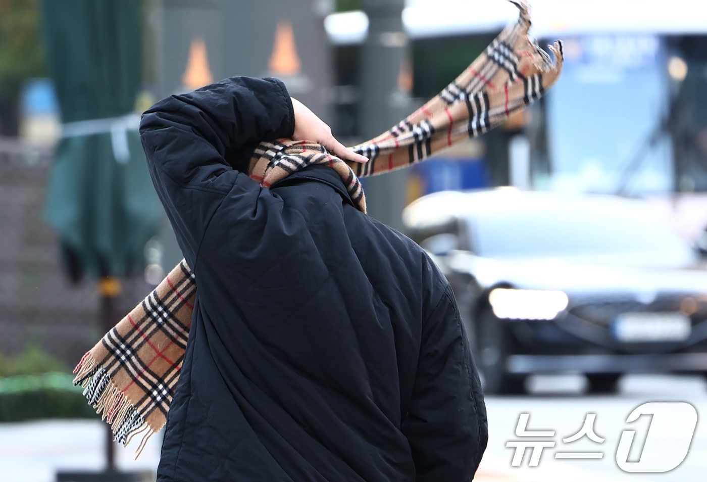전국 아침 최저 기온이 -2~11도로 올 가을 가장 추운 날씨를 보인 27일 오전 서울 종로구 을지로입구역 인근에서 시민들이 두꺼운 외투를 입고 발걸음을 옮기고 있다. 2025.10.27/뉴스1 ⓒ News1 김민지 기자