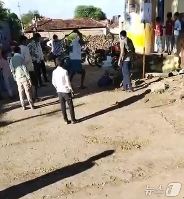 21일 인도 카르나타카주에서 한 27세 남성이 불륜 관계의 연인을 찾아왔다가 연인의 가족들에게 몽둥이로 폭행당해 숨지는 일이 있었다. (출처=엑스)