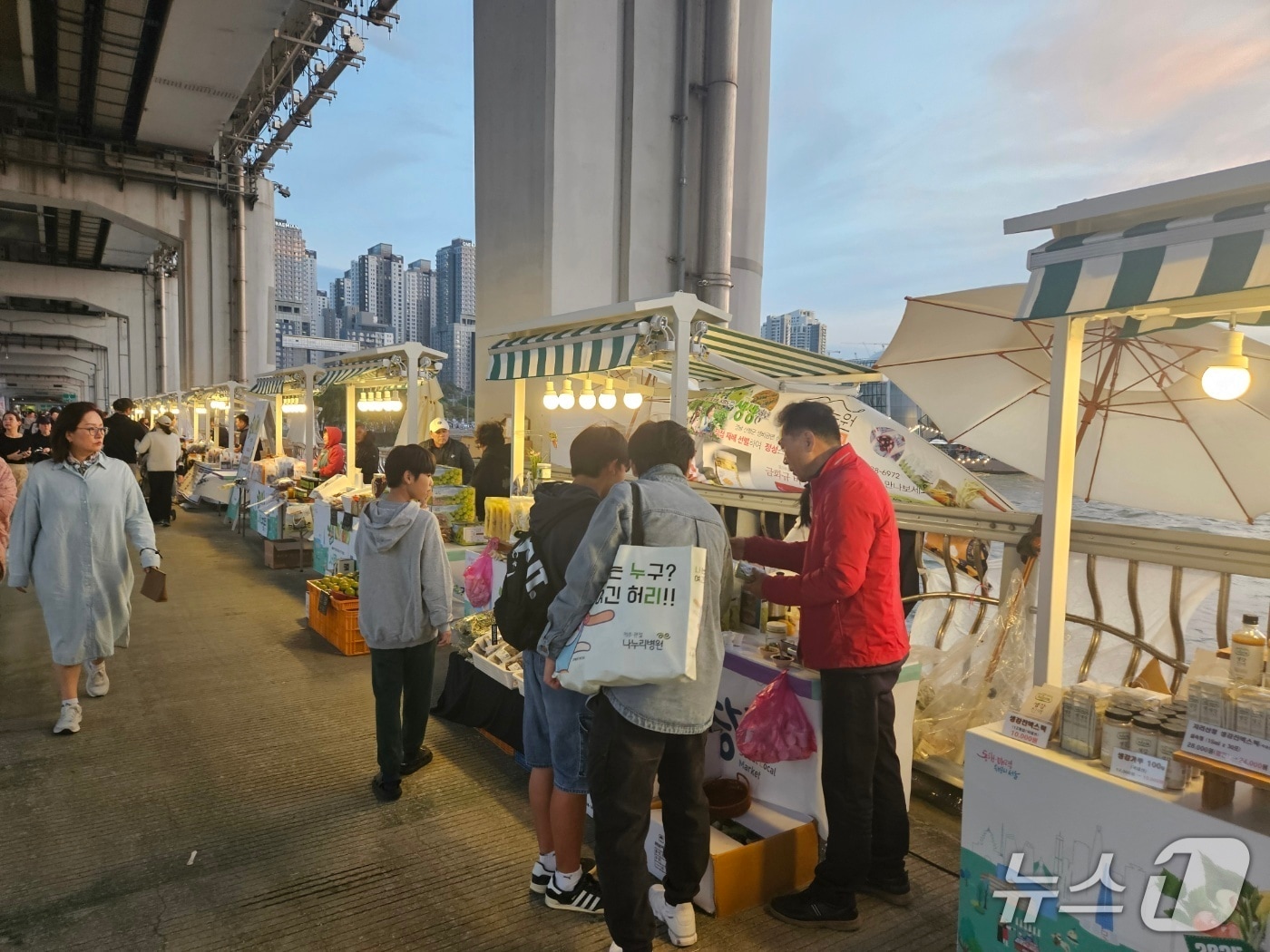 서울 잠수교 뚜벅뚜벅 축제 장터의 산청군 판매 부스&#40;산청군 제공. 재판매 및 DB금지&#41;.