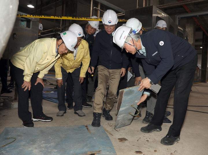 김영훈 고용노동부 장관이 지난달 30일 하청업체 소속 청소노동자가 숨진 인천 서구 공촌하수처리장을 점검하고 있다. &#40;고용노동부 제공.재판매 및 DB금지&#41;