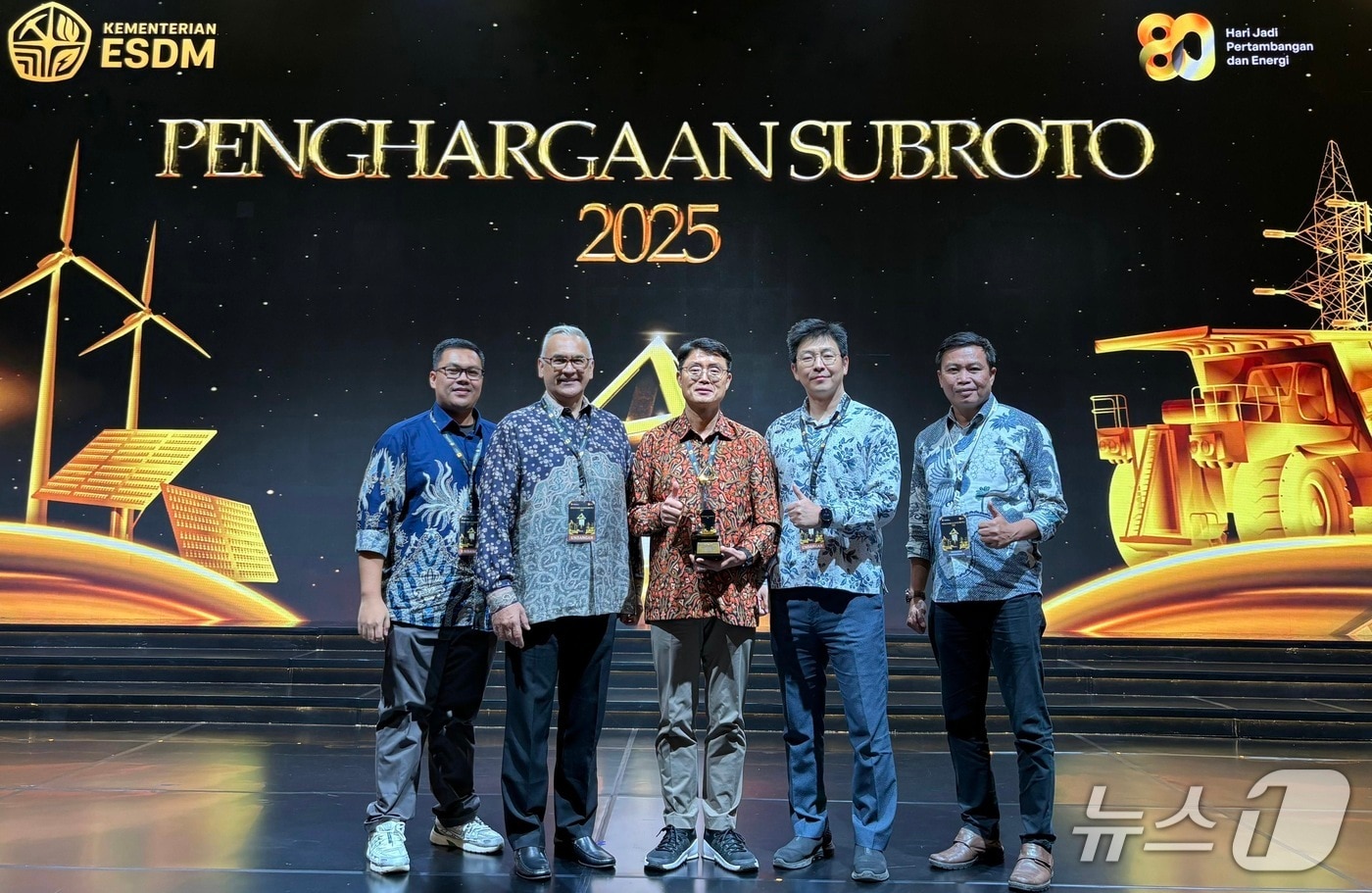 지난 24일(현지시간) 인도네시아에서 열린 수브로토 어워즈에서 한국동서발전이 최우수상을 수상하고 있다. (동서발전 제공. 재판매 및 DB 금지) /뉴스1 
