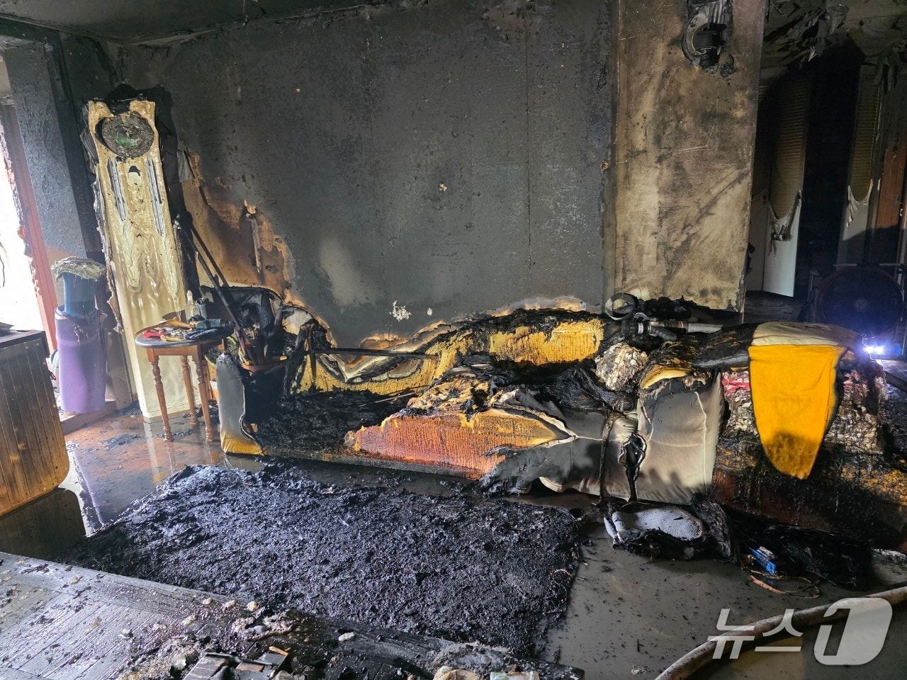 27일 오전 제주시 연동 소재 아파트에서 발생한 화재사고 현장.(제주도소방안전본부 제공. 재판매 및 DB 금지)