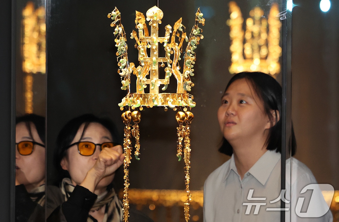 지난해 국립경주박물관 신라역사관에서 참석자들이 신라시대 황남대총 금관을 둘러보는 모습.ⓒ 뉴스1 박지혜 기자