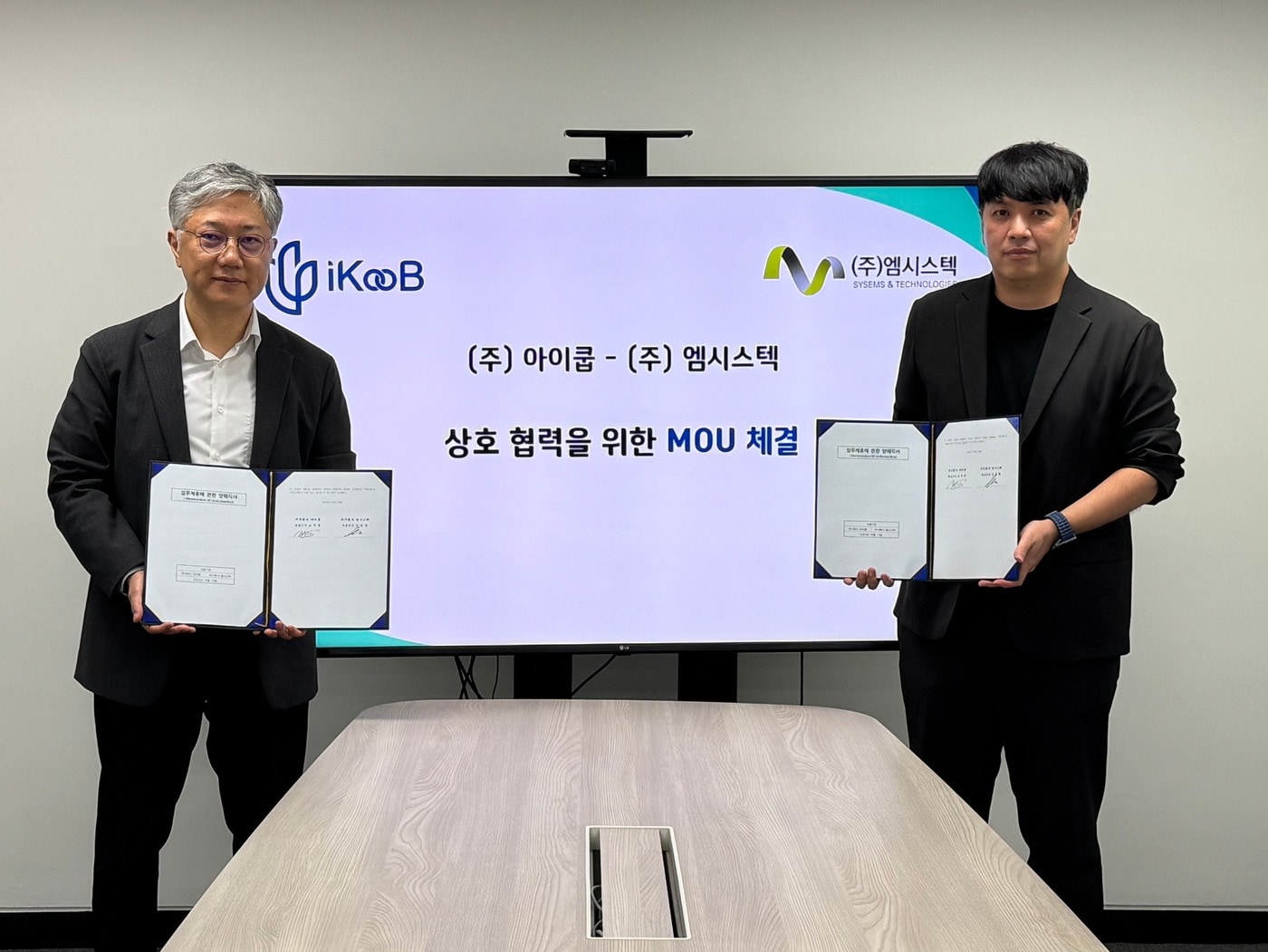아이쿱은 27일 강남구 본사에서 엠시스텍과 랩커넥트 연동 MOU 계약을 체결했다. 사진은 왼쪽부터 아이쿱 조재형 대표, 엠시스텍 김명환 대표. (GC 제공)