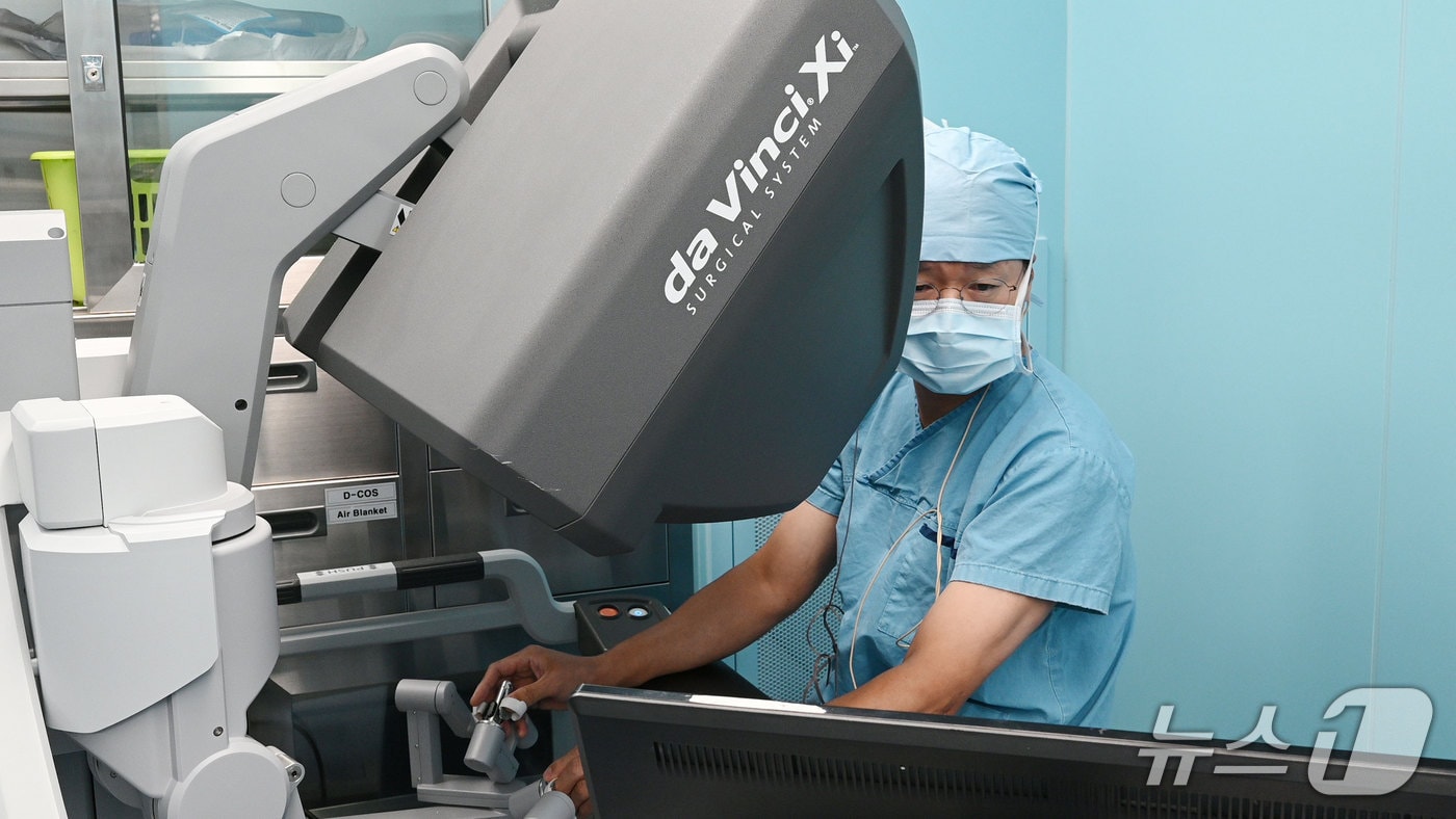 김관우 동아대병원 간담췌외과 교수가 수술로봇을 활용해 유문보존췌십이지장절제술을 시연하고 있다.(동아대병원 제공. 재판매 및 DB 금지)