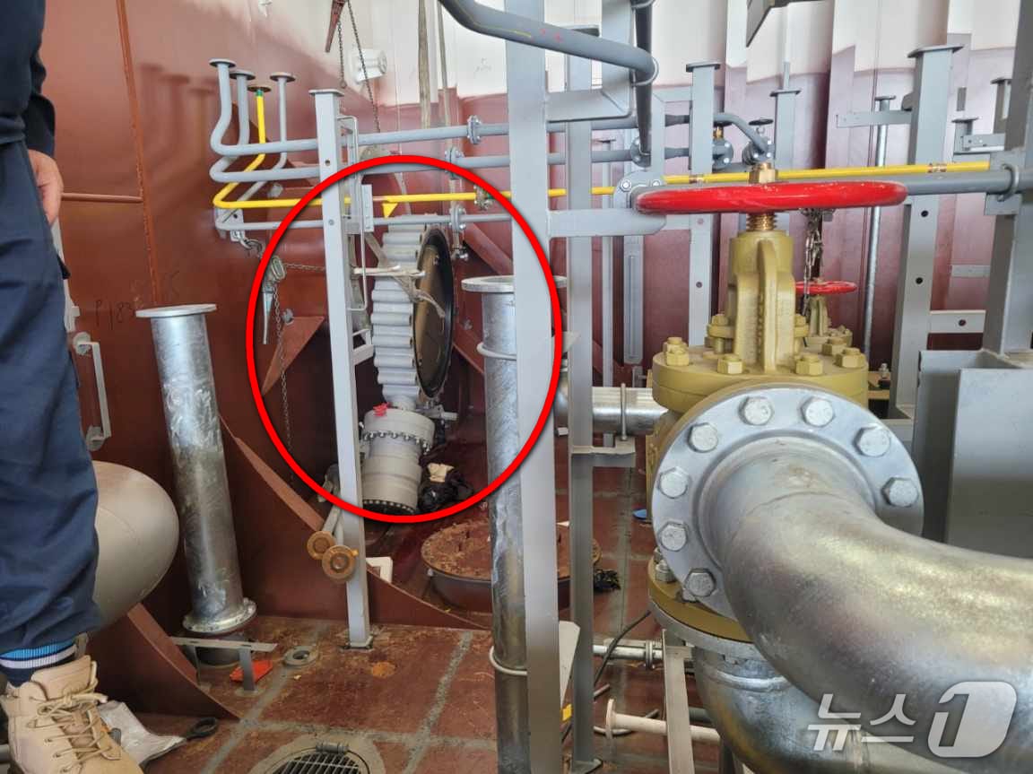 27일 부산 사하구 선박제조회사서 추락한 밸브.(사하경찰서 제공. 재판매 및 DB 금지)