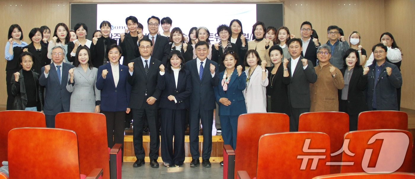 2025 광주·전남 여성과학기술인 포럼 참석자들이 기념촬영을 하고 있다.&#40;광주전남여성과학기술인네트워크 제공. 재판매 및 DB 금지&#41; 