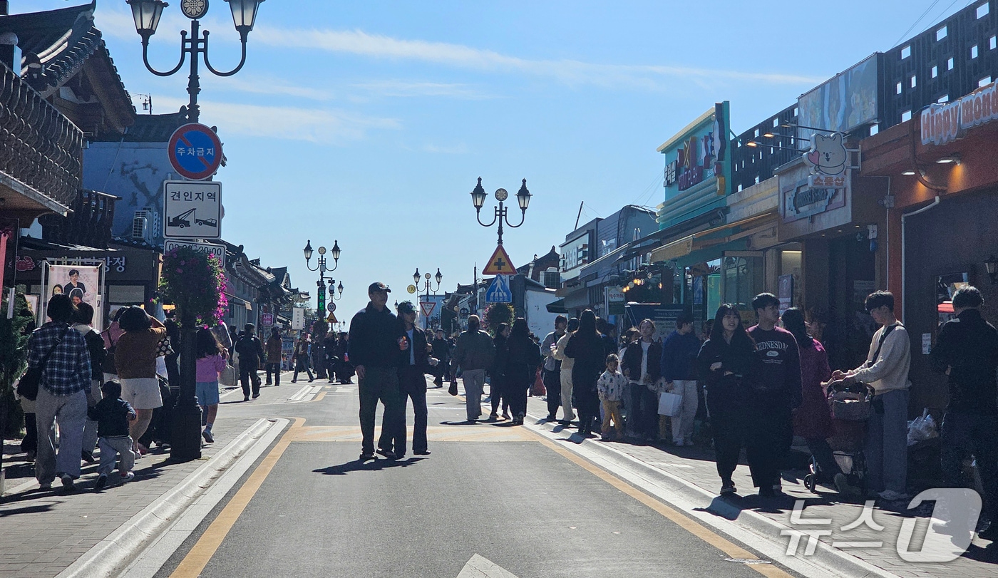 27일 경북 경주시 황리단길이 내외국인 관광객들로 붐비고 있다. 2025.10.27/뉴스1  