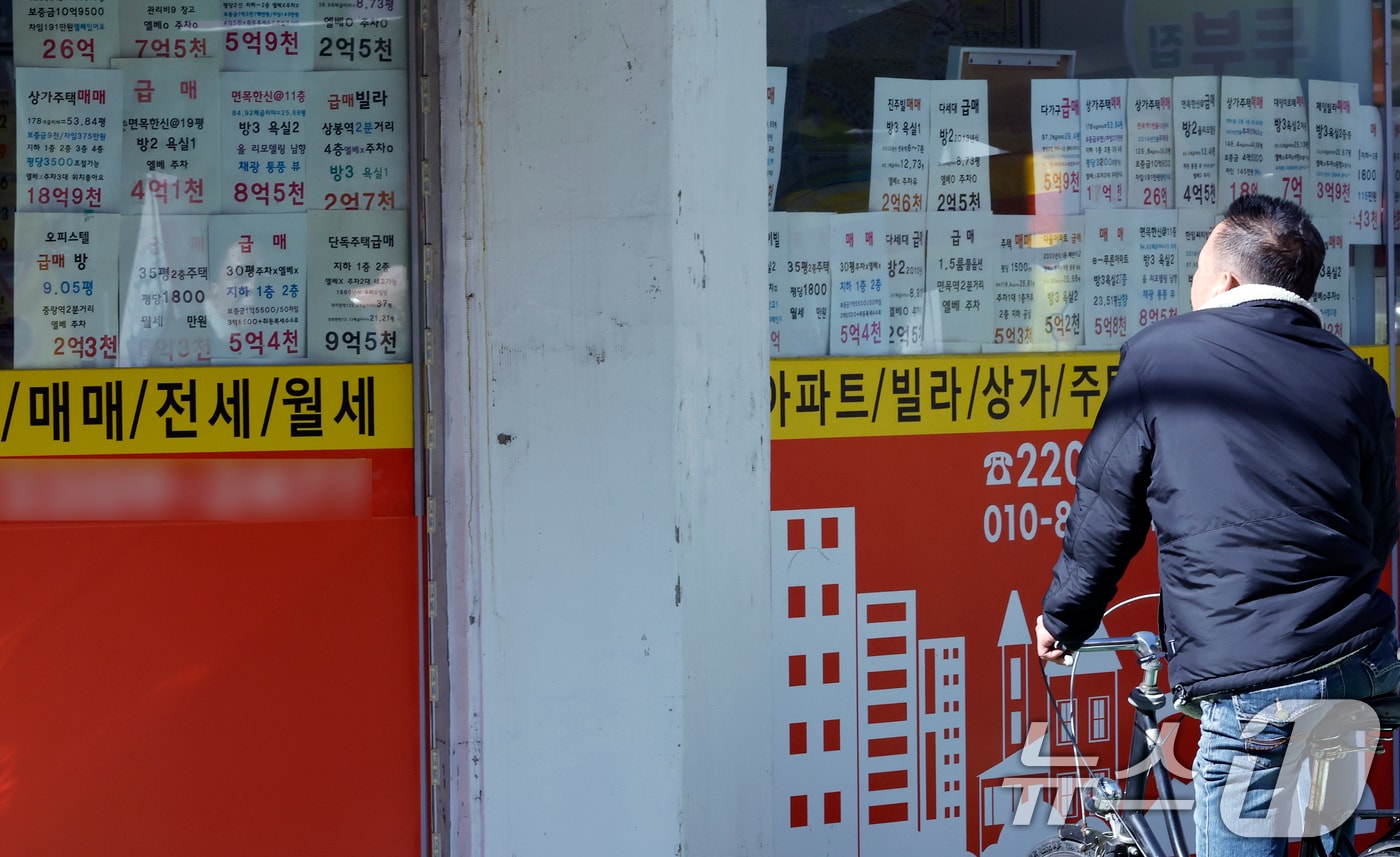 대출규제를 비롯해 서울 전역이 토지거래허가구역으로 확대돼 '실거주 의무' 요건이 적용된 10·15 부동산 정책에 갭투자가 원천 차단되며 전세 매물이 급감한 것으로 나타난 가운데 27일 서울 중랑구의 한 공인중개사 사무소에 매매 매물 시세표가 붙어있다. 2025.10.27/뉴스1 ⓒ News1 박정호 기자