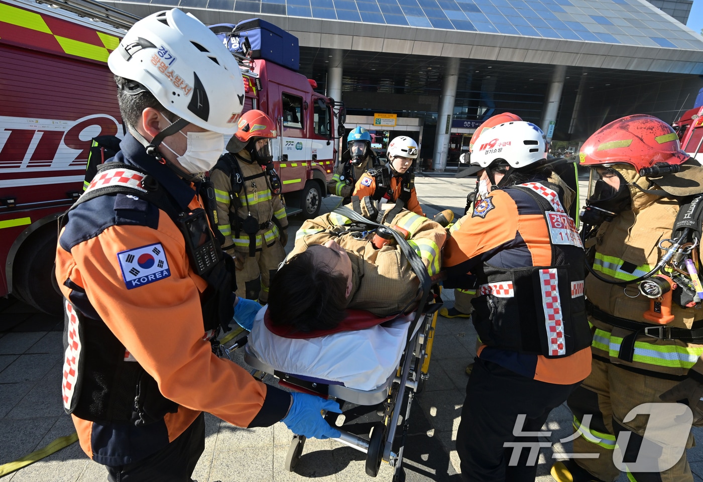 27일 오후 경기 광명시 하안동 광명시민체육관에서 열린 '2025년 재난대응 안전한국훈련'에서 훈련 참가자들이 다중밀집시설 대형화재를 가정한 훈련을 하고 있다. (공동취재) 2025.10.27/뉴스1 ⓒ News1 김영운 기자