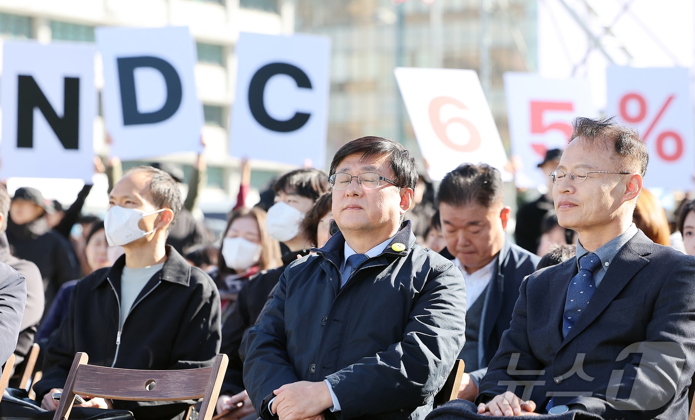 김성환 기후에너지환경부 장관이 27일 오후 서울 종로구 광화문광장에서 열린 제3회 지구하다 페스티벌 개막식에 참석해 생각에 잠겨 있다. 2025.10.27/뉴스1 ⓒ News1 김진환 기자