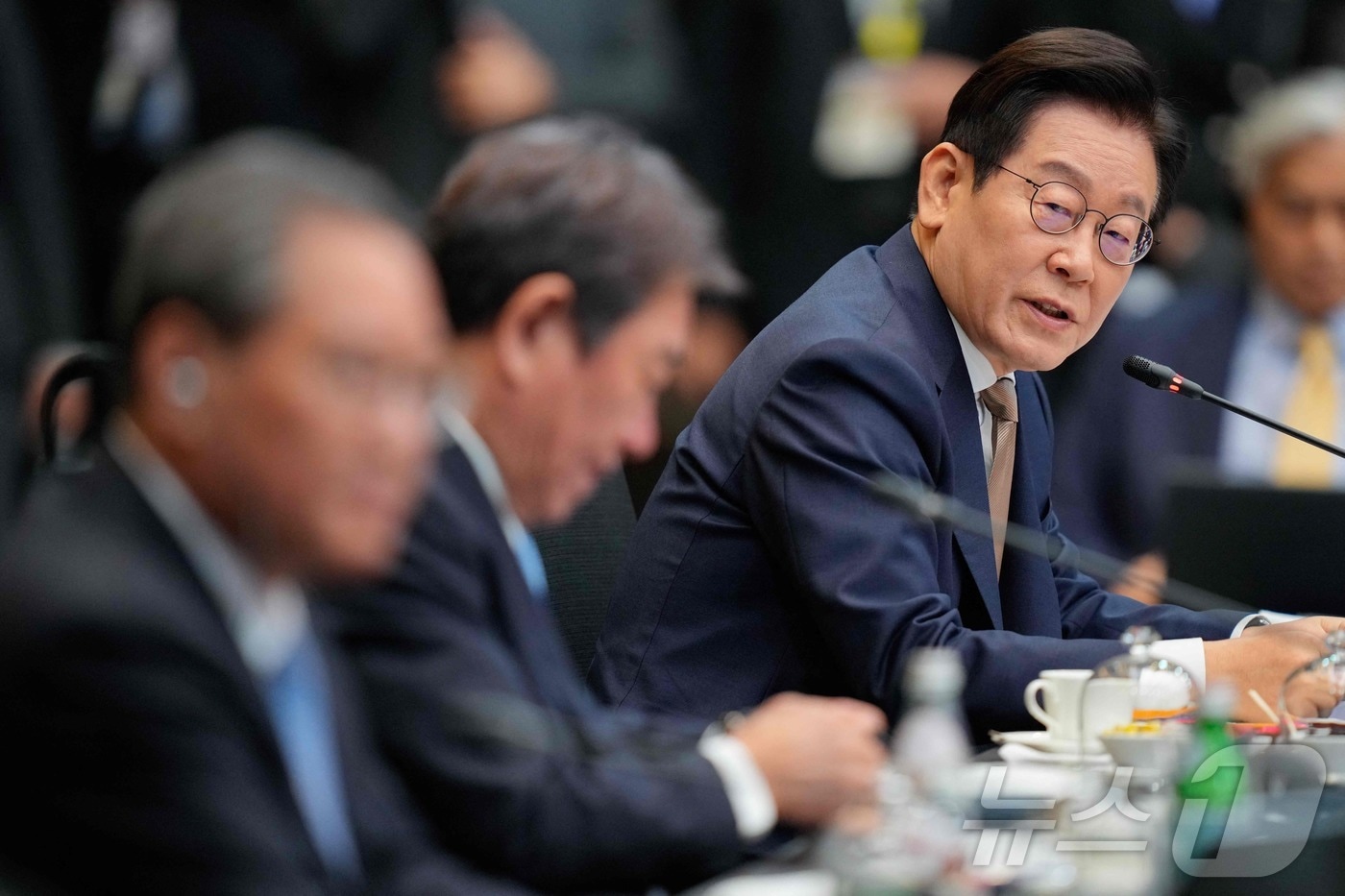 27일(현지시간) 말레이시아 쿠알라룸푸르에서 열린 동남아시아국가연합(ASEAN·아세안)+3(한·중·일) 정상회의에 참석한 (왼쪽부터) 리창 중국 국무원 총리와 모테기 도시미쓰 일본 외무상이 이재명 대통령의 모두발언을 경청하고 있다. 2025.10.27 ⓒ AFP=뉴스1 ⓒ News1 김지완 기자