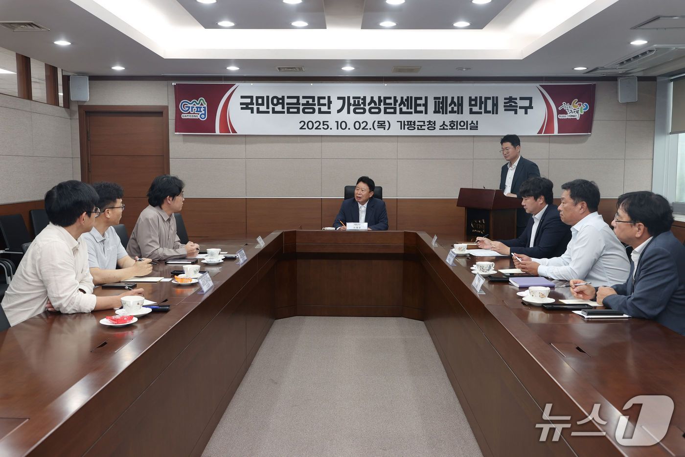 서태원 경기 가평군수가 지난 2일 국민연금공단 가평상담센터 폐쇄와 관련해 국민연금공단 관계자와 이야기를 나누고 있다.(가평군 제공. 재판매 및 DB 금지)/뉴스1