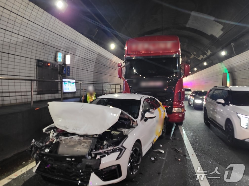 27일 오전 부산 수정터널 교통사고 현장.(부산진경찰서 제공. 재판매 및 DB 금지)