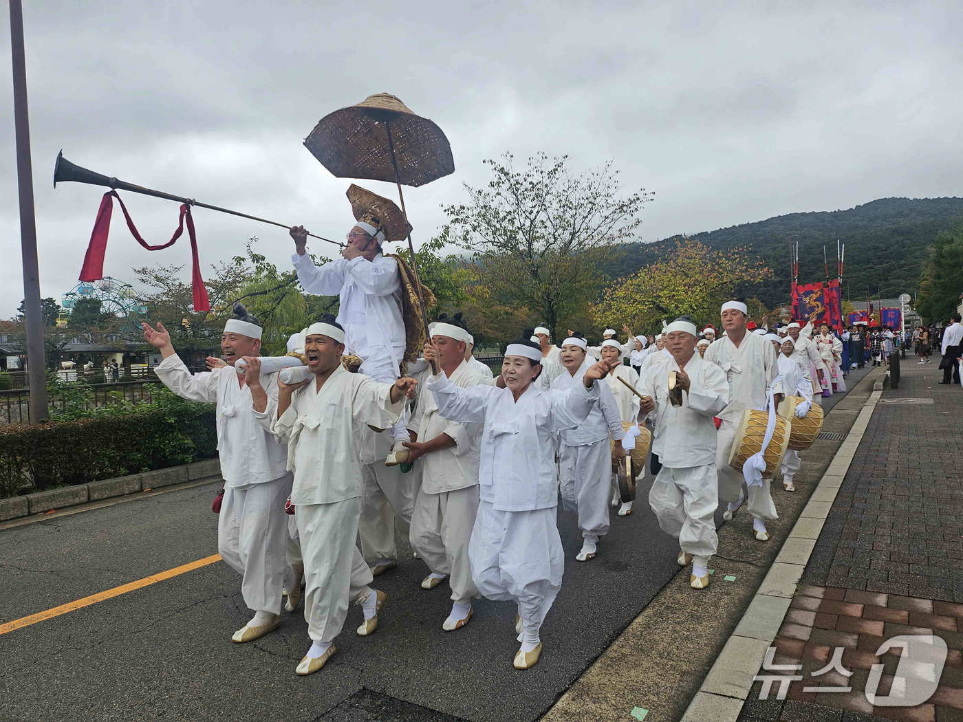26일 열린 일본 교토 코리아 페스티벌에 초청된 밀양 백중놀이 공연단이 교토 도심에서 백중놀이를 선보이고 있다.&#40;밀양시 제공. 재판매 및 DB금지&#41;