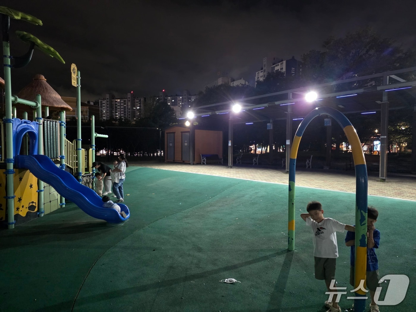 울산 북구 명촌공원 놀이터에 '안심하길'이 조성돼 있다.(울산 북부경찰서 제공. 재판매 및 DB금지)/뉴스1