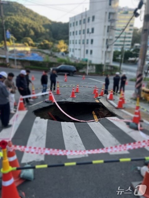 27일 오후 2시 40분쯤 부산 서구 모지포 국제수산물 도매시장삼거리 방향 왕복 2차선 도로 1차선에서 가로 5m, 세로 5m, 깊이 3m의 싱크홀(지반 침하)이 발생했다. 사진은 현장 모습. 2025.10.27.(부산경찰청 제공)