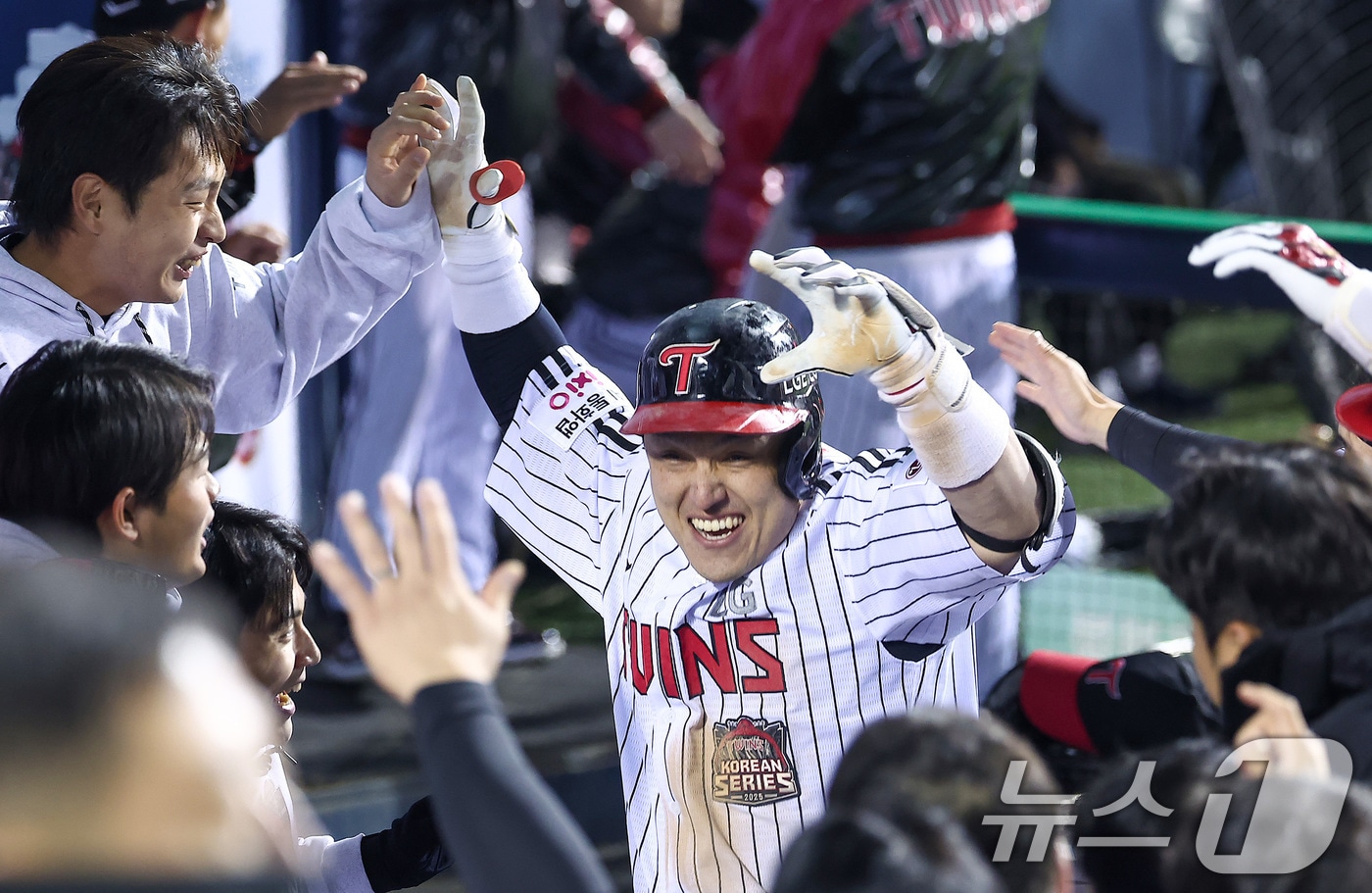 27일 서울 잠실야구장에서 열린 프로야구 2025 신한 SOL뱅크 KBO 포스트시즌 한국시리즈 2차전 한화 이글스와 LG 트윈스의 경기, LG 박동원이 3회말 2사 1루 상황에서 2점 홈런을 터뜨린 후 더그아웃에서 하이파이브를 하고 있다. 2025.10.27/뉴스1 ⓒ News1 김성진 기자