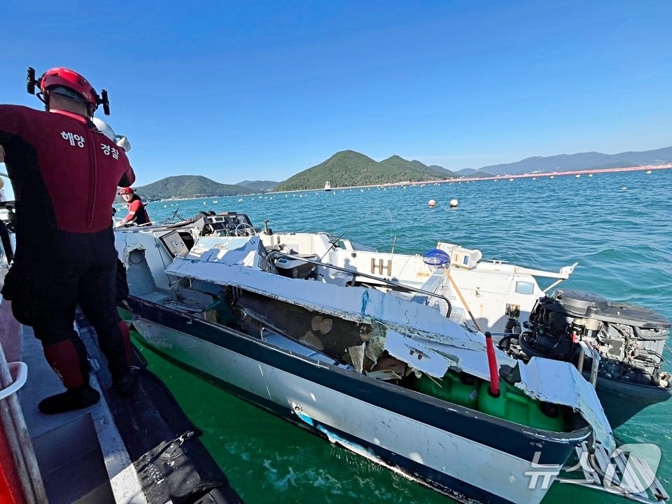 27일 오후 경남 거제시 산달도 인근 해상에서 3톤급 낚시어선과 2.5톤급 모터보트가 출돌하는 사고가 발생해 해양경찰이 사고를 수습하고 있다. (통영해경 제공. 재판매 및 DB 금지)