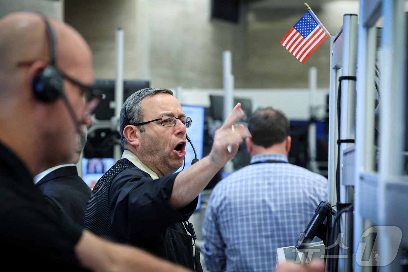 Futures-options traders work on the floor at the New York Stock Exchange&#39;s NYSE American in New York City, U.S., October 27, 2025. REUTERS/Brendan McDermid ⓒ 로이터=뉴스1