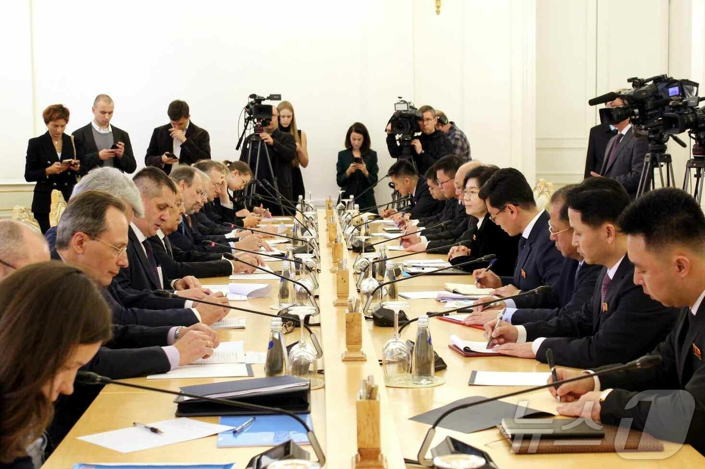 &#40;평양 노동신문=뉴스1&#41; = 최선희 북한 외무상과 세르게이 라브로프  러시아 외무상이 지난 27일 모스크바에서 회담을 진행하고 있다. [국내에서만 사용가능. 재배포 금지. DB 금지. For Use Only in the Republic of Korea. Redistribution Prohibited] rodongphoto@news1.kr