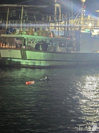 부산 기장 학리방파제 앞바다서 해경이 구조 활동에 나서고 있다,(울산해경 제공. 재판매 및 DB금지)/뉴스1