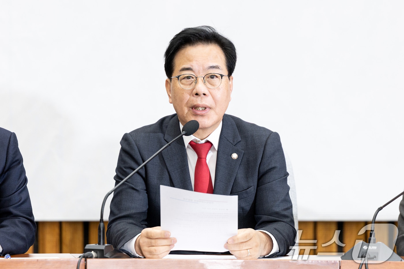 송언석 국민의힘 원내대표가 28일 서울 여의도 국회에서 열린 국정감사대책회의에서 모두발언하고 있다. 2025.10.28/뉴스1 ⓒ News1 이승배 기자